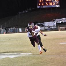 Sophomore Zeke Glaspie makes a run with the ball at the first round of playoff games at home against Avery last Friday, Nov. 3.