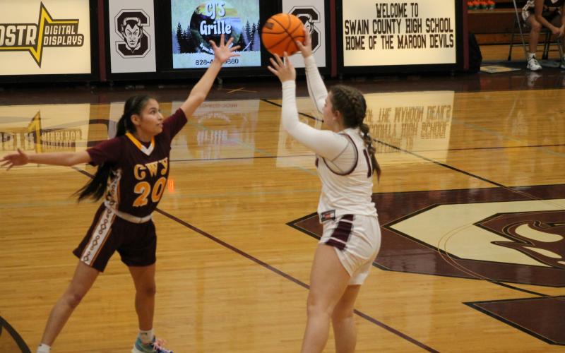 Maddie Spates passes to a teammate