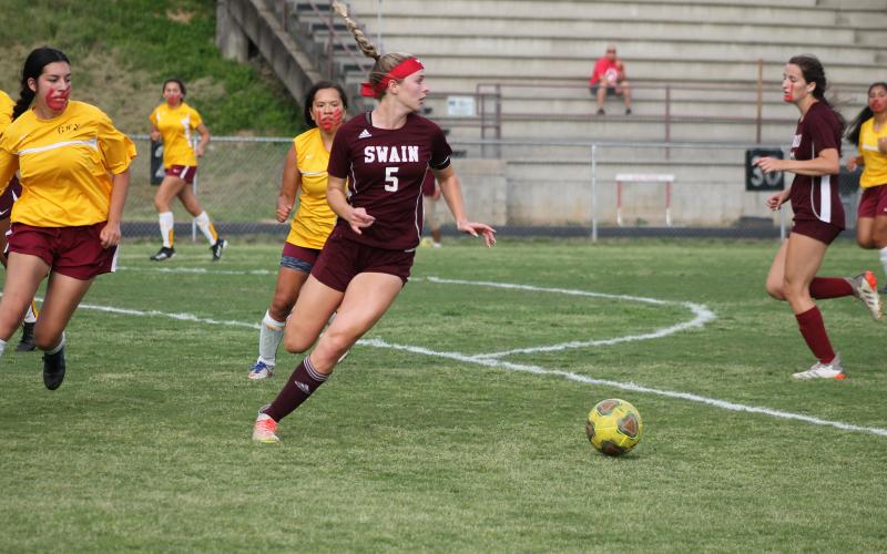 Senior Mazie Helpman surrounded by Lady Braves as she looks for a teammate to pass to.