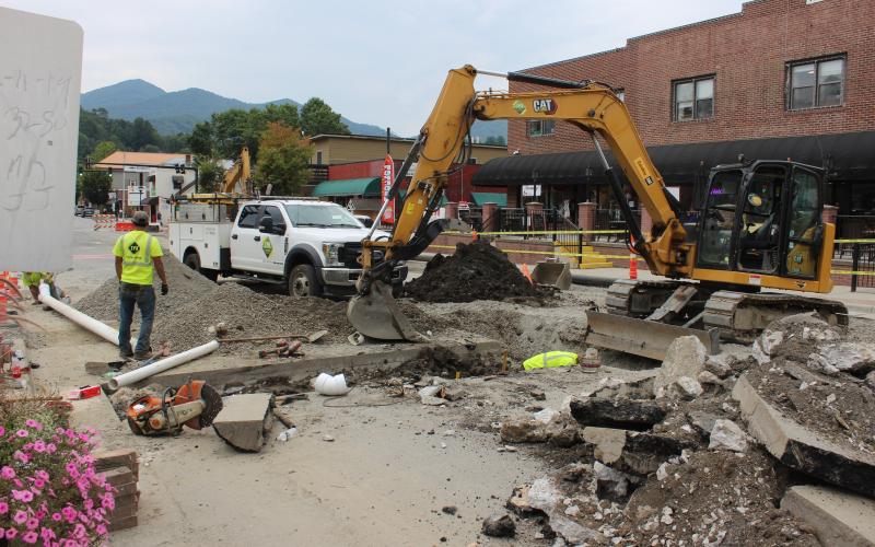 Utility work being conducted on Everett Street is progressing, albeit with an end date later than initially thought. It’s now set to end on Oct. 13.