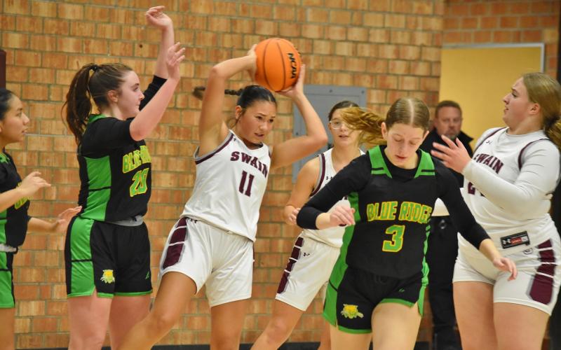 Lady Devil Miley Teav, freshman, gets ready for a pass in the home win over the Bobcats.