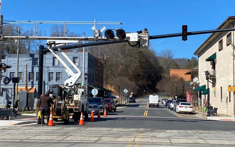 Subcontractors put up a mast arm pole on Everett Street earlier this week.