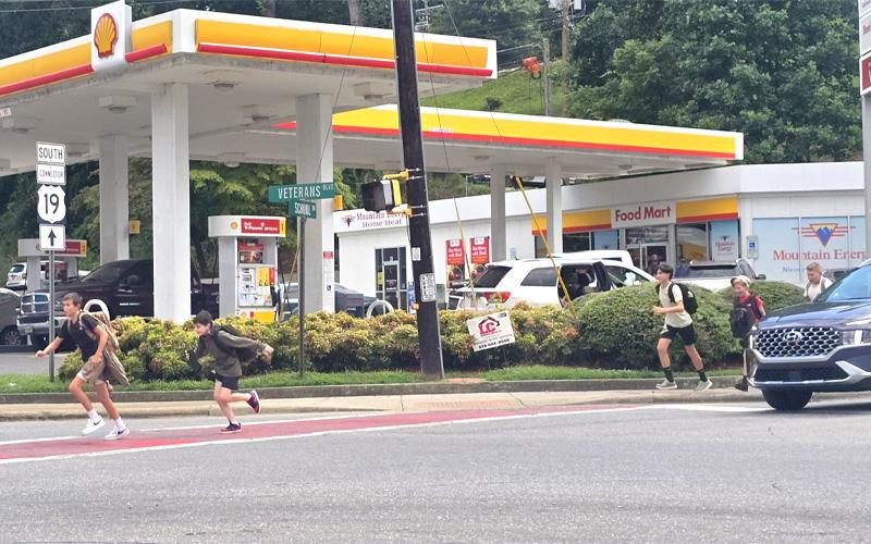 SMT photo/Sara Eisinger.  Swain Middle School students cross at the busy intersection of School Drive and Veterans Boulevard after school Monday, Aug. 18.