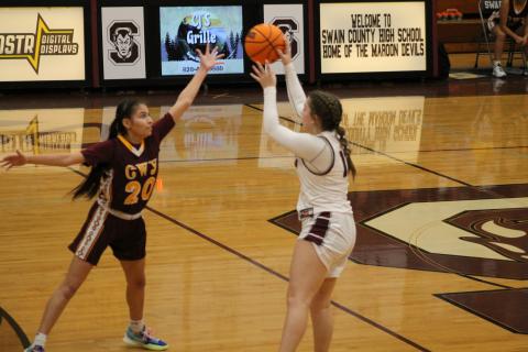 Maddie Spates passes to a teammate