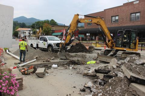 Utility work being conducted on Everett Street is progressing, albeit with an end date later than initially thought. It’s now set to end on Oct. 13.