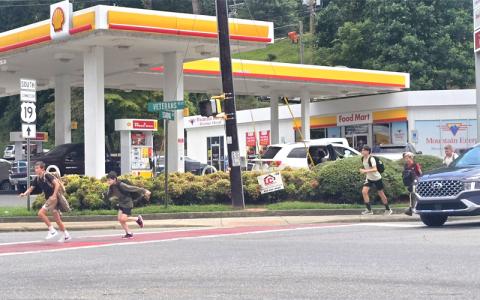 SMT photo/Sara Eisinger.  Swain Middle School students cross at the busy intersection of School Drive and Veterans Boulevard after school Monday, Aug. 18. 