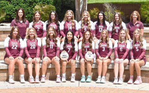 Photo/Joanna McMahan. Varsity volleyball teammates Bella Green (left to right, front), Brylee Shuler, Allie Stephenson, Jamy Teesateskie, Cara Aldridge, Ryan Ellis, Jade Jenkins and Reese Ammons; Head-coach Leah Pacey (back, left to right), Molleigh Woodard, Haley Teesateskie, Rylee Rawls, Kinsley Hyatt, Carley Teesateskie, Kennedy Anthony and Coach Selissa Shuler make up this year’s Lady Devils team Monday, Aug. 11. 