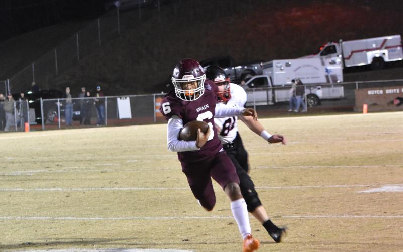 Sophomore Zeke Glaspie makes a run with the ball at the first round of playoff games at home against Avery last Friday, Nov. 3.